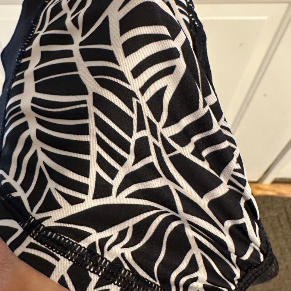 Lululemon Run a Marathon Crop II Pretty Palm Black Angel Wing Leggings Size 6 - Picture 8 of 16